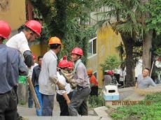 2011年5月9日，集团积极响应市委、市政府号召，参与鸡鸣寺药膳塔抢修任务。